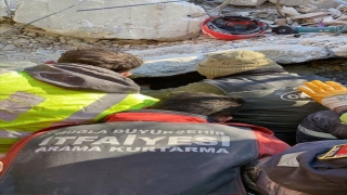 Hatay’da depremden 151 saat sonra bir kadın enkazdan kurtarıldı
