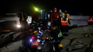 Antakya’da depremin 160. saatinde bir kadın enkazdan kurtarıldı