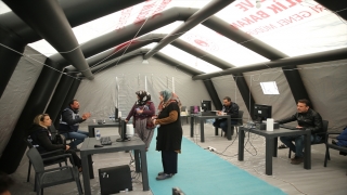 Bakanlık uzmanları depremzedeleri konutlarının hasar durumu hakkında bilgilendiriyor