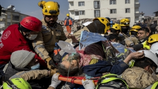 Hatay’da depremin 176. saatinde bir kadın enkazdan sağ çıkarıldı