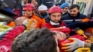Hatay’da depremin 182’nci saatinde 12 yaşındaki çocuk enkazdan sağ çıkarıldı