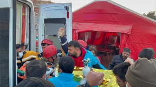 Hatay’da depremden 181 saat sonra iki kardeş enkazdan sağ çıkarıldı