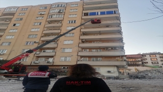 Osmaniye’de depremin 8’inci gününde hasar gören apartmanda mahsur kalan kedi kurtarıldı