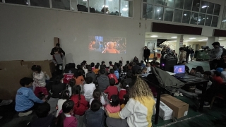 Adana’da depremden etkilenen çocuklar için sinema etkinliği düzenlendi