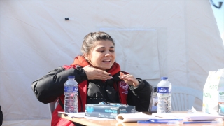 İşaret dili tercümanları deprem bölgesinde işitme engellilerin ”sesi” oldu