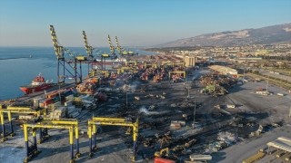 İskenderun Limanı’ndaki yangında kullanılamaz hale gelen konteynerler kaldırılıyor