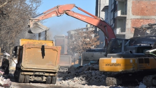 Elbistan’da enkazlar kaldırılıyor