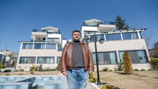 Depremzedelere evlerini açan Hataylı Güzel kardeşler 3 öğün yemek dağıtıyor