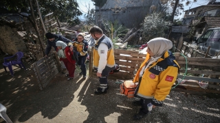 Hatay’ın kırsal mahallelerini 100 ambulansla gezerek sağlık hizmeti veriyorlar