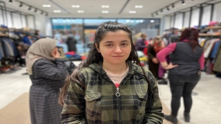 Isparta’ya gelen depremzede, yardım mağazasında gönüllü oldu