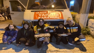 Hatay’da sağlık ekibinden depremzede çocuğa doğum günü sürprizi