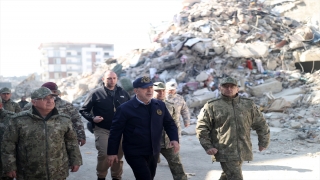 Bakan Akar, Hatay kent merkezindeki arama kurtarma çalışmalarını inceledi