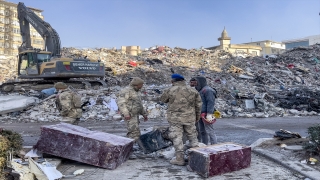 Güvenlik güçleri deprem enkazından çıkan değerli eşyalar için nöbette