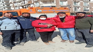 Hatay’da enkazda bulunan 411 bin lira sahibine teslim edildi