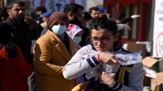 Acılarını ”bağrına basan” depremzede eczacılar, afet bölgesinde konteyner eczane kurdu