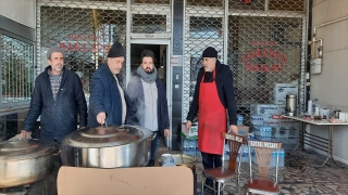 Depremde oğlunu ve torunlarını kaybeden gazeteci, depremzedeler için yemek dağıtıyor