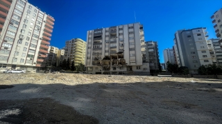 Depremde yıkılan apartmanın zarar verdiği binada yaralandılar