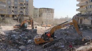 İş makinesi operatörleri can kurtarmak için görev başında