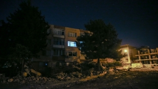 İskenderun’da kimsenin bulunmadığı dairelerin açık kalan ışıkları dikkati çekiyor
