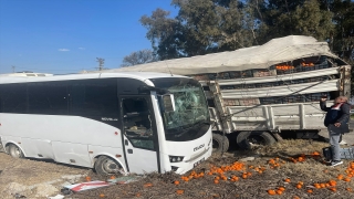 Mersin’de hükümlüleri taşıyan midibüsün kamyonla çarpışması sonucu 23 kişi yaralandı
