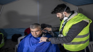 Sakaryalı gönüllü berberler Kahramanmaraş’ta depremzedeleri tıraş ediyor