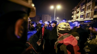 Bakan Soylu, Hatay’da depremin 260. saatinde 14 yaşındaki çocuğu kurtaran ekibi ziyaret etti