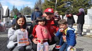 Depremzede çocuklara oyuncak ve kırtasiye malzemesi dağıtıldı 
