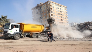 Kahramanmaraş’ta depremde yıkılan binalarda enkaz kaldırma çalışmaları sürüyor
