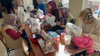 Isparta’da depremzedeler için 25 bin parça kışlık giysi ve 2 bin uyku tulumu üretildi
