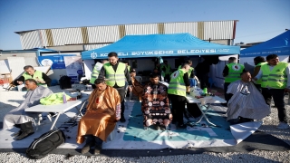 Kocaelili gönüllü berber ve kuaförler çadır kentte depremzedeleri tıraş etti