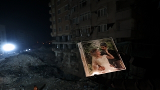 Ebrar Sitesi’nin enkazından geriye fotoğraf albümleri kaldı 
