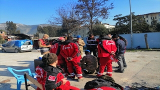 ŞAHKUT ekibi, Hatay’da enkazda buldukları 46 bin lirayı polise teslim etti