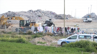 Enkaz döküm alanındaki eşyaların arasında depremde ölen yakınlarının hatıralarını arıyorlar