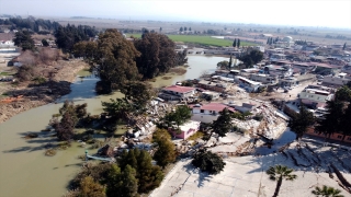 Hatay’da deprem nedeniyle etrafı çöken müstakil evlerden bazıları sürüklendi