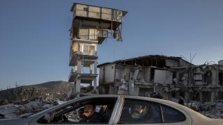 Hatay’da depremde çöken binanın ek yapısı ayakta kaldı