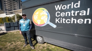 Uluslararası yardım kuruluşu World Central Kitchen, Hatay’da binlerce kişiye yemek dağıtıyor