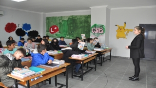 Silifke’de misafir edilen öğrenciler okula dönüştürülen Gençlik Kampı’nda dersbaşı yaptı