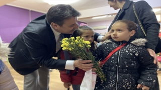 Antalya’da depremzede öğrenciler okulda çiçeklerle karşılandı