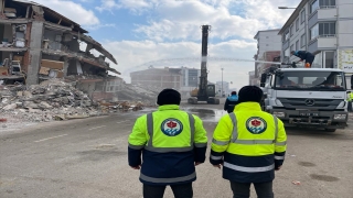 Elbistan’da depremlerde ağır hasar gören binaların yıkımına başlandı