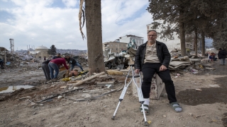 Koltuk değnekleriyle enkaz başında 3 yaşındaki kızını bekliyor