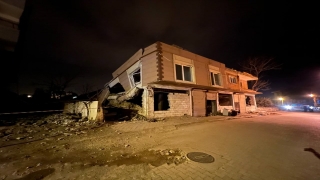 Hatay merkezli depremde Osmaniye’de boşaltılan 2 katlı binanın bir bölümü yıkıldı