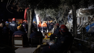 Hatay merkezli depremde yıkılan apartmanın enkazında kalan 3 kişiyi kurtarma çalışması sürüyor