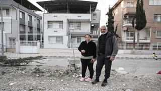 İskenderunlu çift, az hasarlı evlerinin karşısına kurdukları çadırda yaşıyor