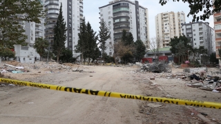 Adana’da depremde 16 katlı apartmanın yıkılması güvenlik kameralarında