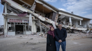 Enkazda hatıraları için bekliyorlar
