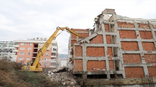 Alanya’da riskli olduğu tespit edilen bina yıkıldı