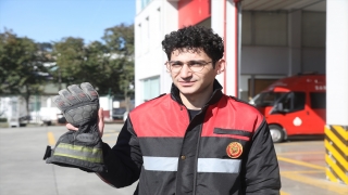 İtfaiye erinin eldiveninin teki depremin ardından enkazdan çıkardığı çocukta kaldı