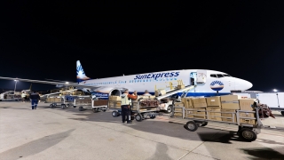 SunExpress’in Almanya’dan gelen yardımları taşıyan ilk kargo uçağı Antalya’ya ulaştı