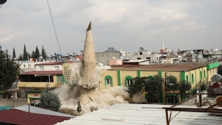 Adana’da depremde hasar gören minareler kontrollü şekilde yıkılıyor