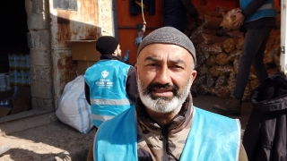 Akrabalarını ziyarete geldiği Hatay’da depreme yakalanan gurbetçi, bölgede gönüllü olarak çalışıyor